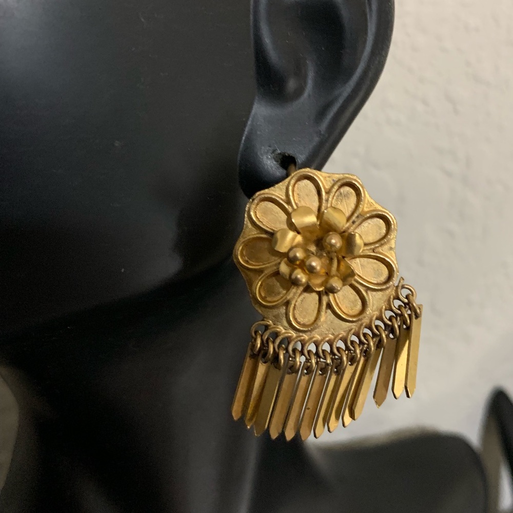 Vintage petal Gold earrings.